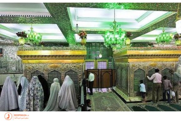 زائران تور مشهد از یزد در حال زیارت امام زاده یاسر و ناصر در شهر مشهد هستند